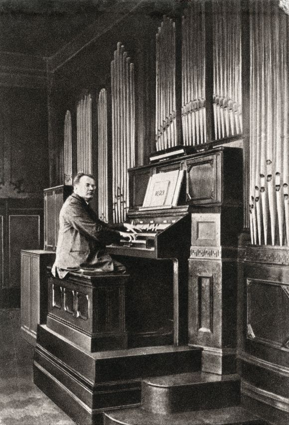 Max Reger an der Orgel