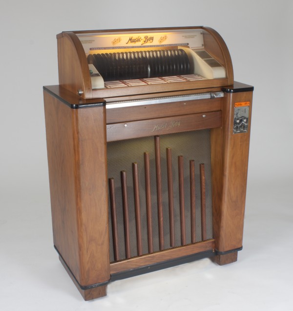 Music-Boy, Jukebox für Single-Platten, Elektromechanischer Gerätebau Holenweg, Herzogenbuchsee, Schweiz 1953/54. 25 Single-Platten mit 50 Wahlmöglichkeiten