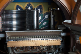 Wurlitzer Modell 750, Jukebox für Schellackplatten, Rudolph Wurlitzer Company Cincinnati, USA 1941. 24 Schellackplatten mit 24 Wahlmöglichkeiten