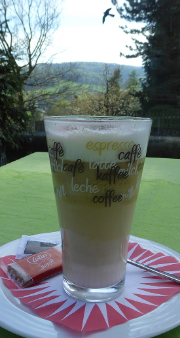 Latte Macchiato mit Aussicht (von der Restaurant-Terrasse aus)
